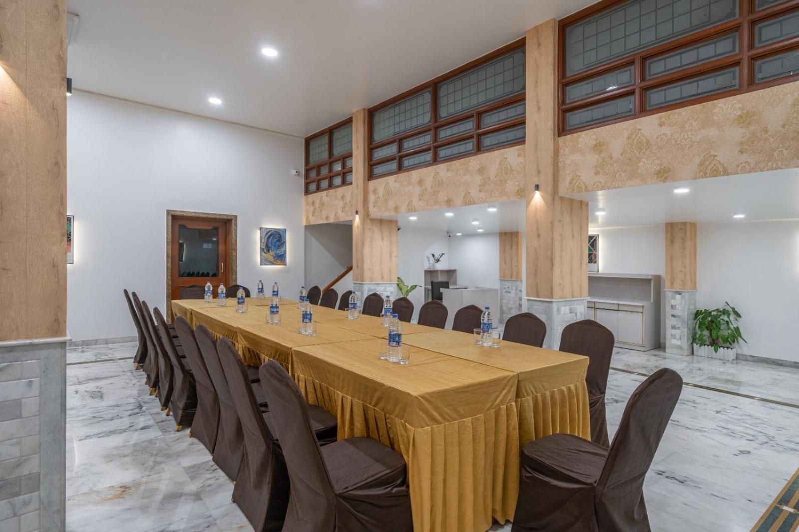 Hotel Apex Surat Exterior foto