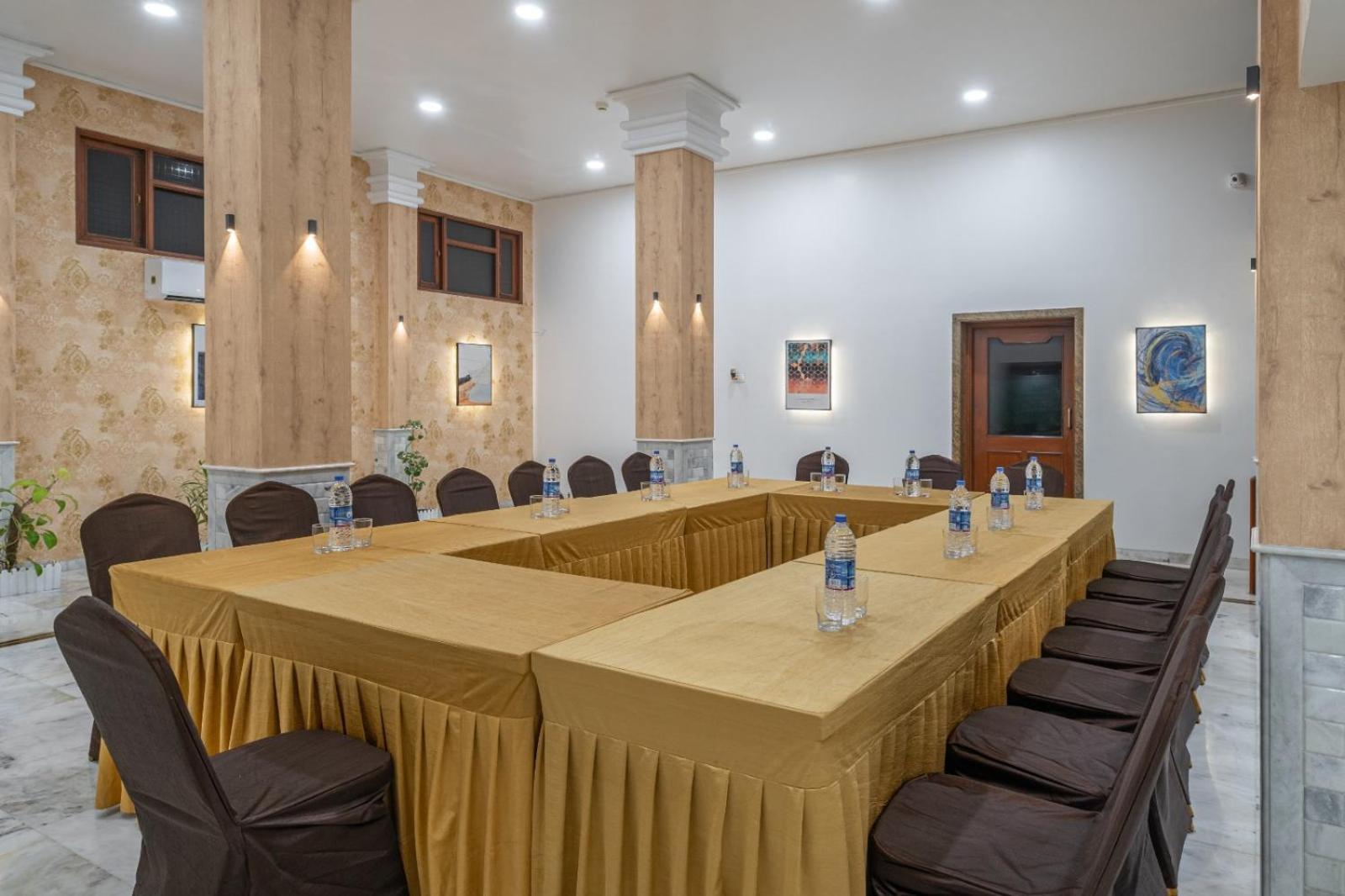 Hotel Apex Surat Exterior foto