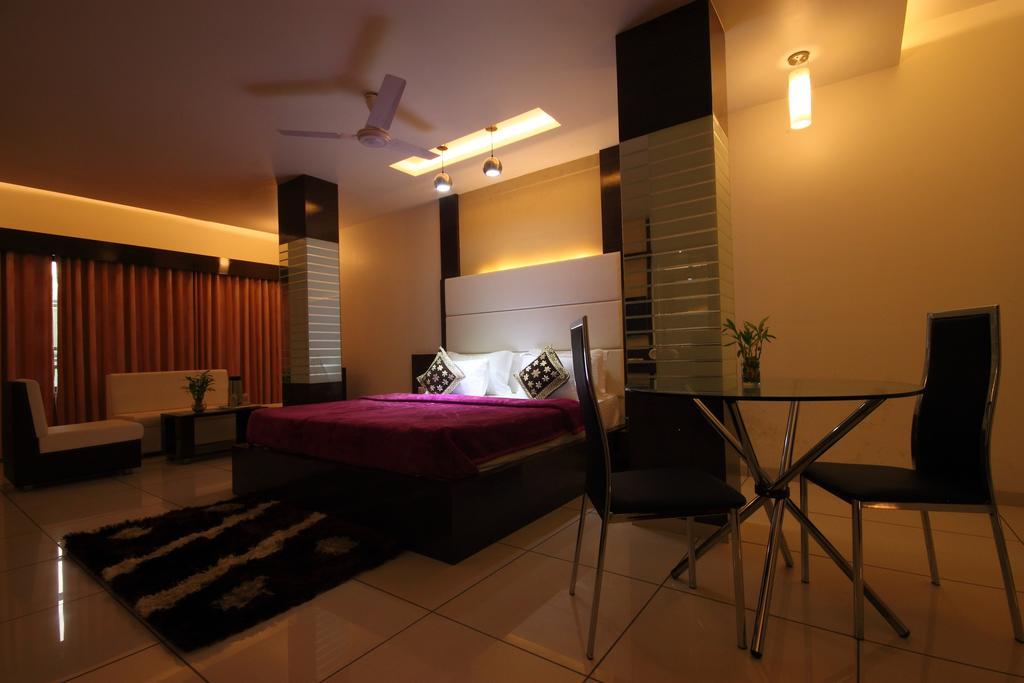 Hotel Apex Surat Cameră foto