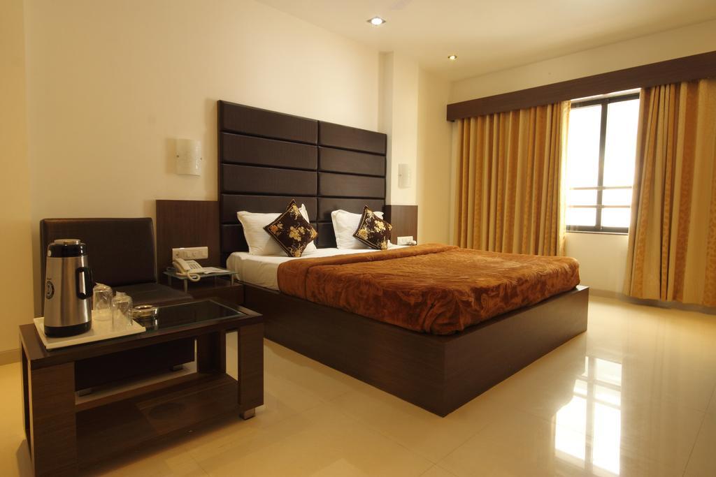 Hotel Apex Surat Cameră foto