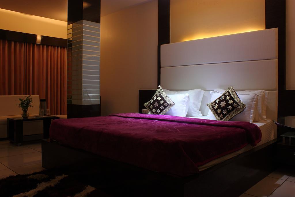 Hotel Apex Surat Cameră foto