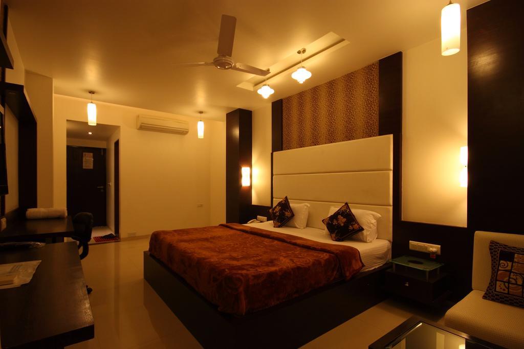 Hotel Apex Surat Cameră foto