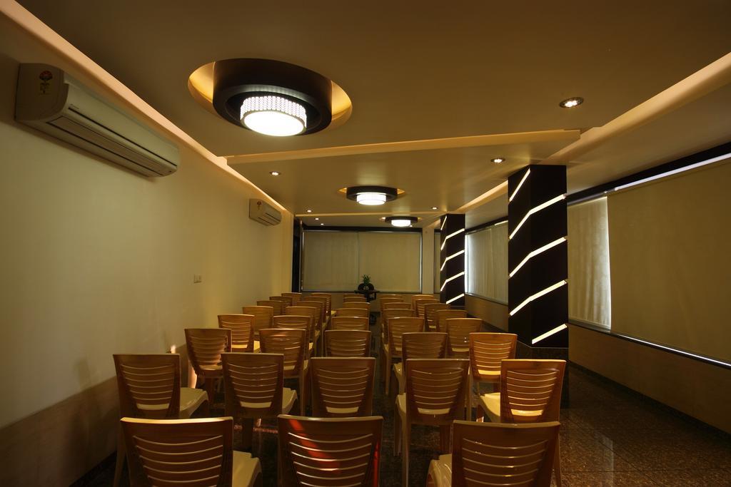 Hotel Apex Surat Exterior foto