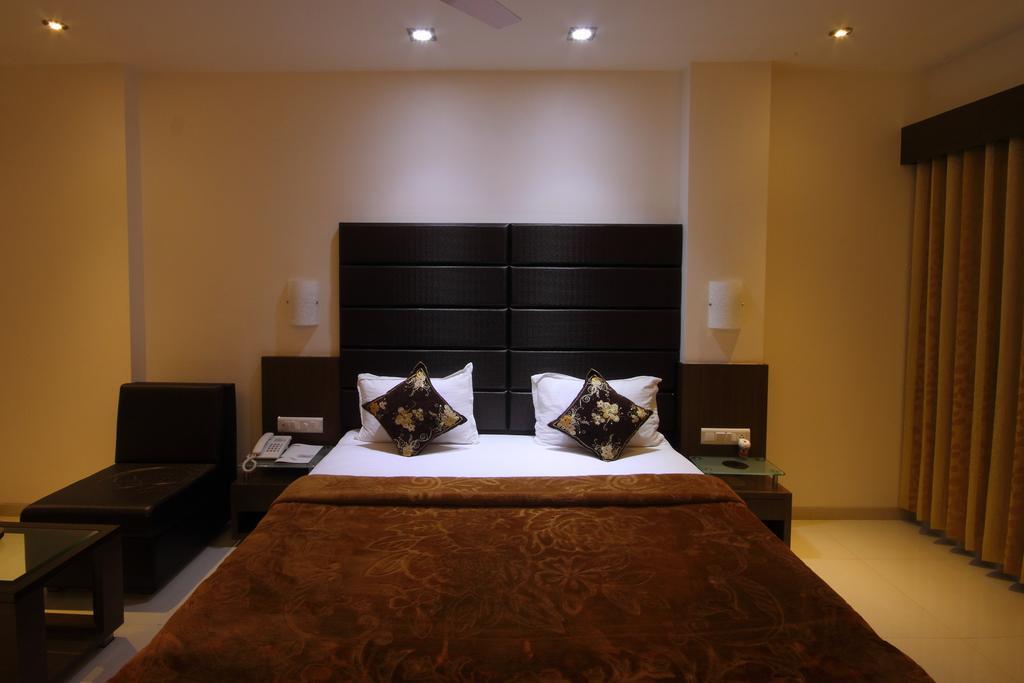 Hotel Apex Surat Cameră foto